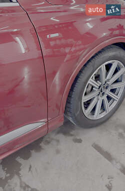 Позашляховик / Кросовер Audi Q7 2020 в 