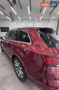 Позашляховик / Кросовер Audi Q7 2020 в 