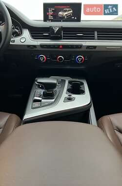 Внедорожник / Кроссовер Audi Q7 2016 в 