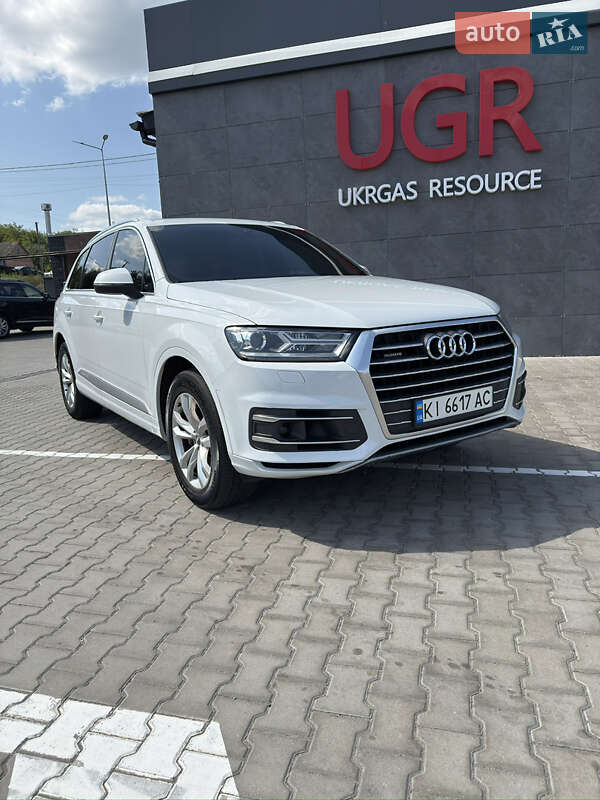 Внедорожник / Кроссовер Audi Q7 2016 в 
