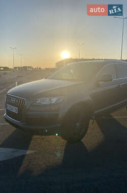 Внедорожник / Кроссовер Audi Q7 2015 в 