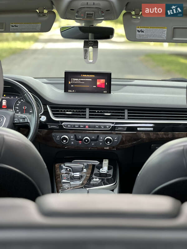 Позашляховик / Кросовер Audi Q7 2016 в Виноградові