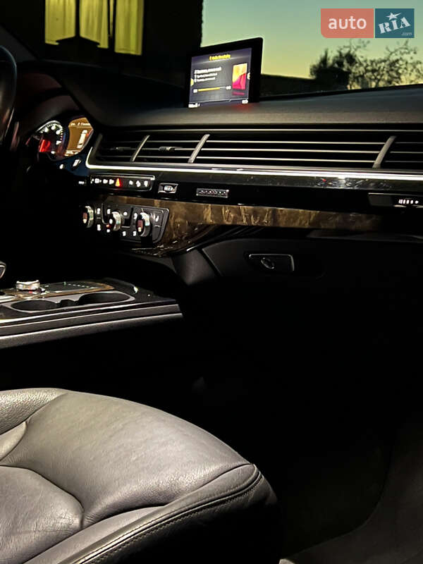 Позашляховик / Кросовер Audi Q7 2016 в Виноградові