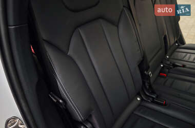 Внедорожник / Кроссовер Audi Q7 2016 в 