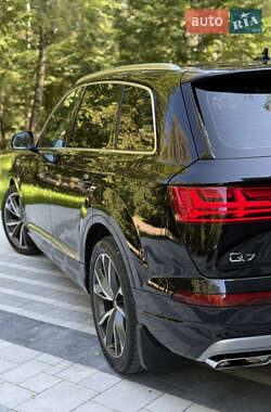 Позашляховик / Кросовер Audi Q7 2015 в 