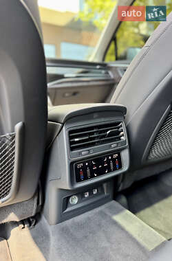 Позашляховик / Кросовер Audi Q7 2020 в 