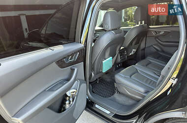 Позашляховик / Кросовер Audi Q7 2021 в 