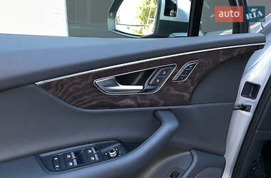 Позашляховик / Кросовер Audi Q7 2019 в 