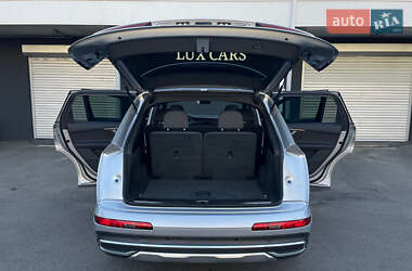 Позашляховик / Кросовер Audi Q7 2019 в 
