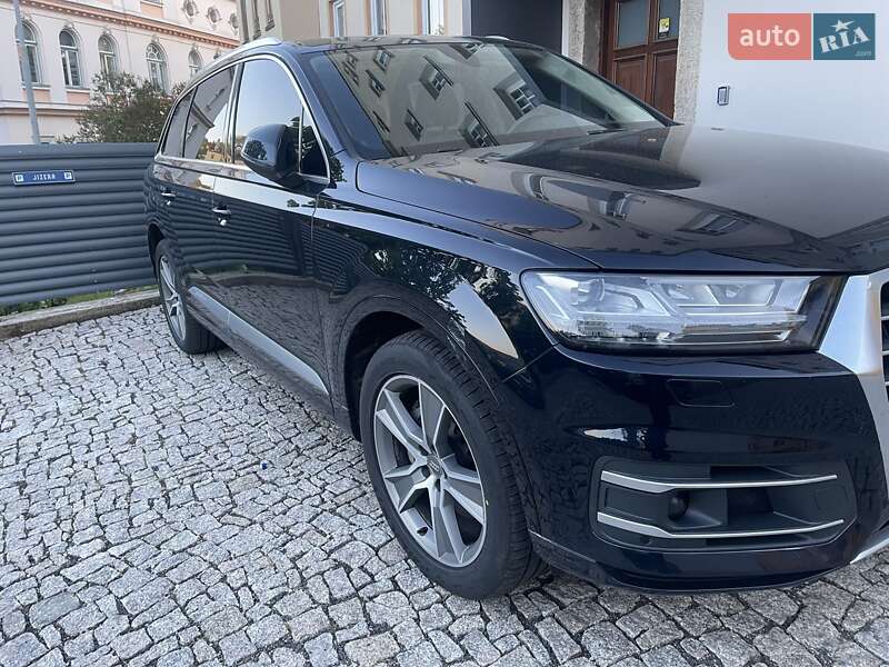 Позашляховик / Кросовер Audi Q7 2017 в Сваляві