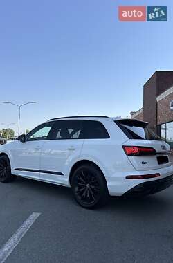 Позашляховик / Кросовер Audi Q7 2022 в 