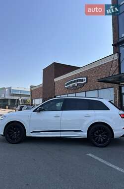 Позашляховик / Кросовер Audi Q7 2022 в 