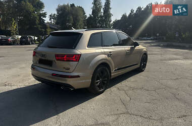 Позашляховик / Кросовер Audi Q7 2018 в 