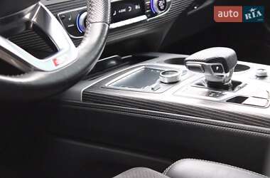 Позашляховик / Кросовер Audi Q7 2016 в 