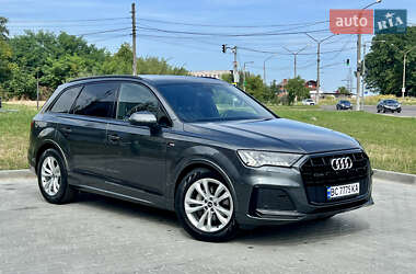 Позашляховик / Кросовер Audi Q7 2021 в 