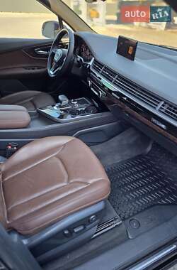 Внедорожник / Кроссовер Audi Q7 2016 в 