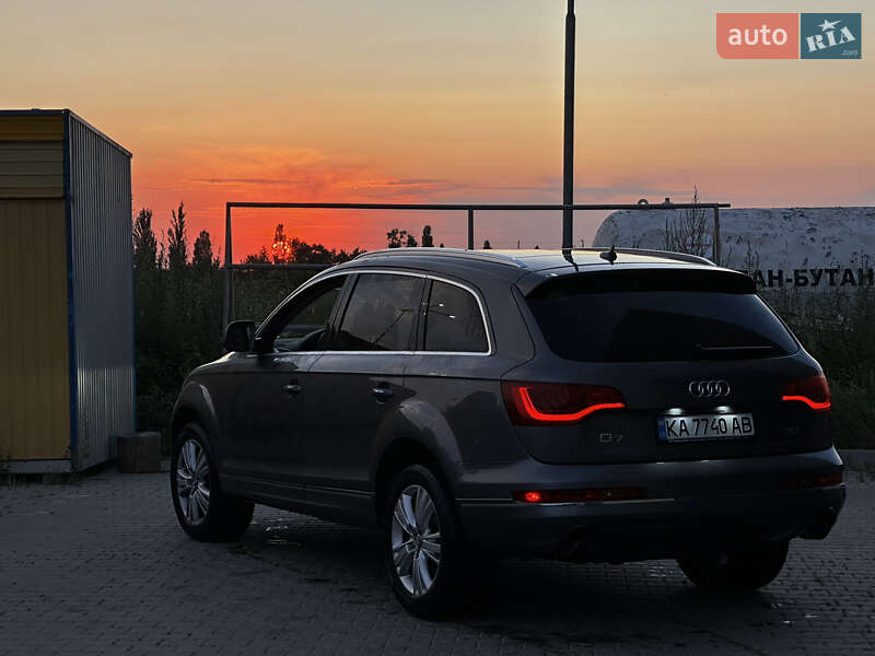 Внедорожник / Кроссовер Audi Q7 2011 в Вишневом