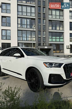 Позашляховик / Кросовер Audi Q7 2020 в 