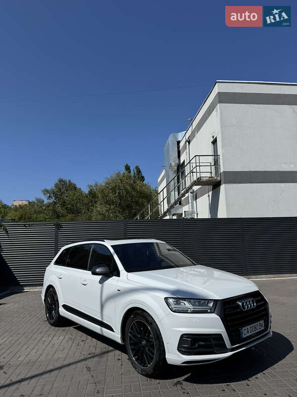 Внедорожник / Кроссовер Audi Q7 2017 в 