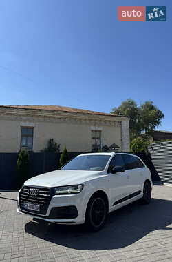 Внедорожник / Кроссовер Audi Q7 2017 в 