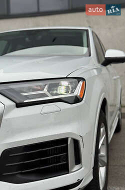 Позашляховик / Кросовер Audi Q7 2022 в 