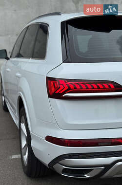Позашляховик / Кросовер Audi Q7 2022 в 
