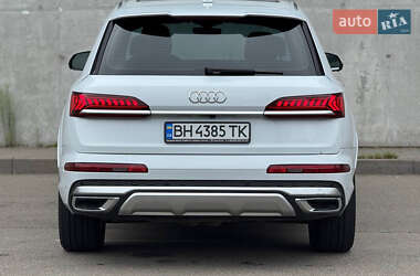Позашляховик / Кросовер Audi Q7 2022 в 