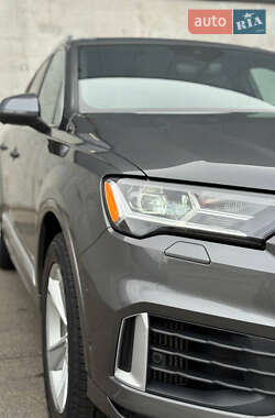 Позашляховик / Кросовер Audi Q7 2020 в 