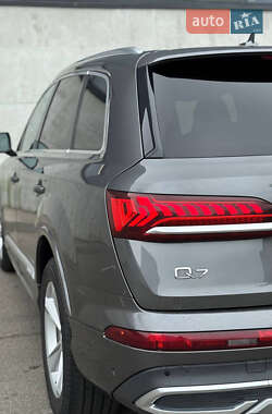 Позашляховик / Кросовер Audi Q7 2020 в 