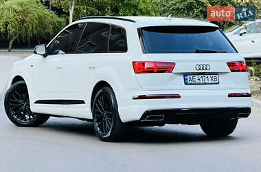 Позашляховик / Кросовер Audi Q7 2016 в 