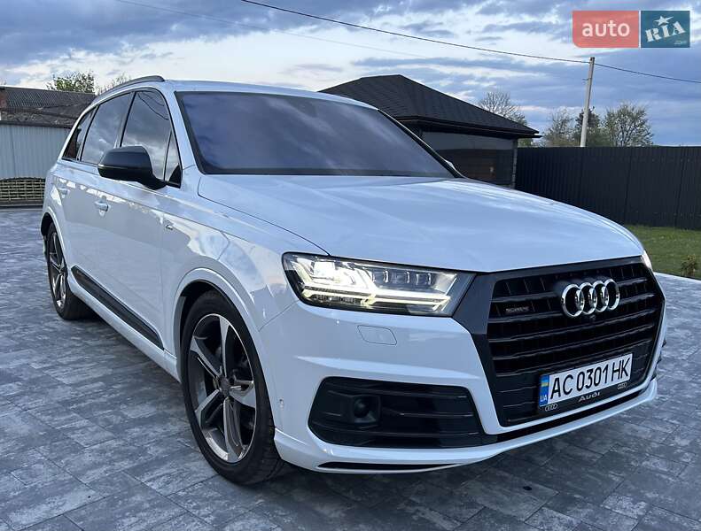 Позашляховик / Кросовер Audi Q7 2016 в 