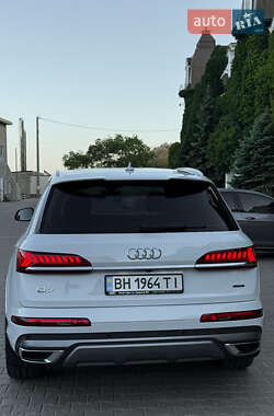 Внедорожник / Кроссовер Audi Q7 2021 в 
