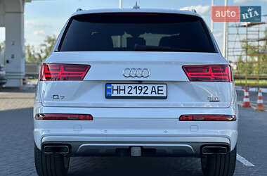 Позашляховик / Кросовер Audi Q7 2018 в 