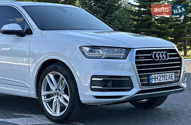 Позашляховик / Кросовер Audi Q7 2018 в 