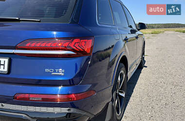Позашляховик / Кросовер Audi Q7 2021 в 
