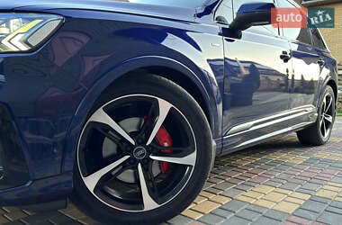 Позашляховик / Кросовер Audi Q7 2021 в 