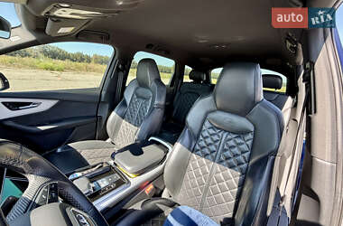 Позашляховик / Кросовер Audi Q7 2021 в 