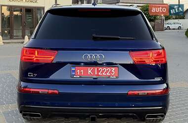 Позашляховик / Кросовер Audi Q7 2019 в 