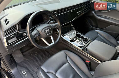 Позашляховик / Кросовер Audi Q7 2020 в 