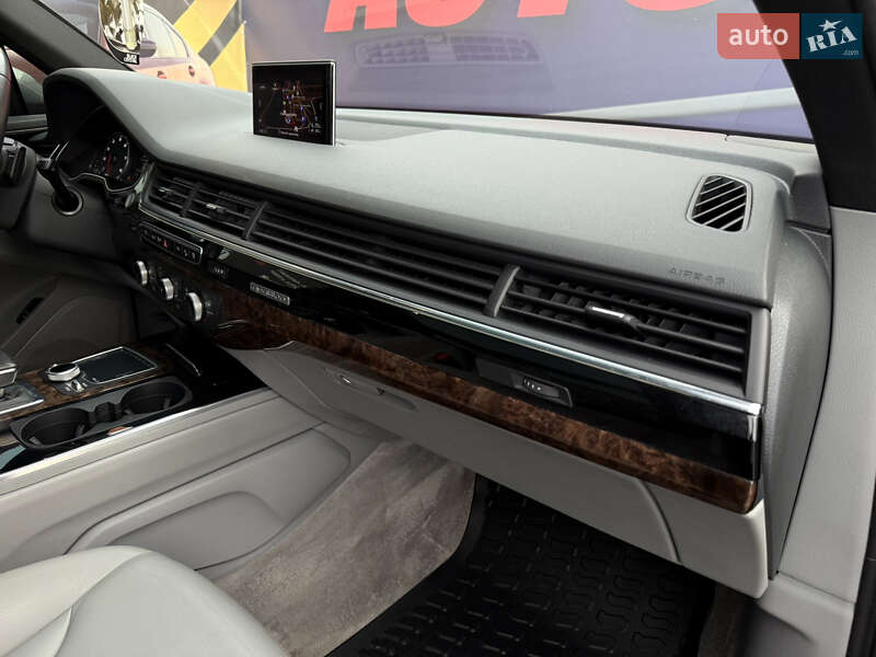 Позашляховик / Кросовер Audi Q7 2017 в Стрию