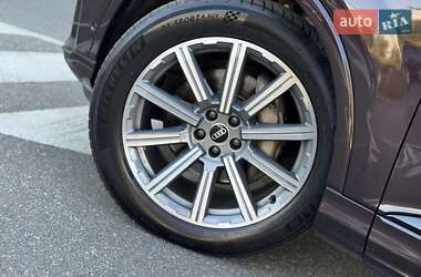 Позашляховик / Кросовер Audi Q7 2022 в 