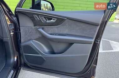 Позашляховик / Кросовер Audi Q7 2022 в 