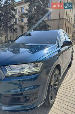 Позашляховик / Кросовер Audi Q7 2018 в 