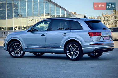 Внедорожник / Кроссовер Audi Q7 2017 в 