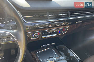 Позашляховик / Кросовер Audi Q7 2019 в 