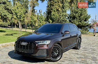 Позашляховик / Кросовер Audi Q7 2020 в 