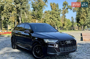 Позашляховик / Кросовер Audi Q7 2020 в 