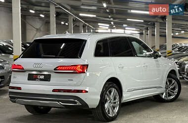 Позашляховик / Кросовер Audi Q7 2021 в 