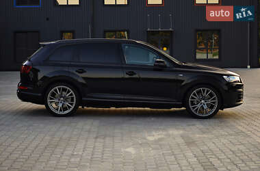 Позашляховик / Кросовер Audi Q7 2018 в 