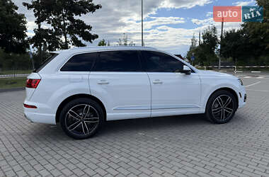 Позашляховик / Кросовер Audi Q7 2018 в 